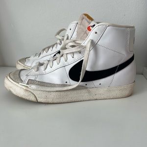 Nike Women's Blazer Mid 77 Shoes